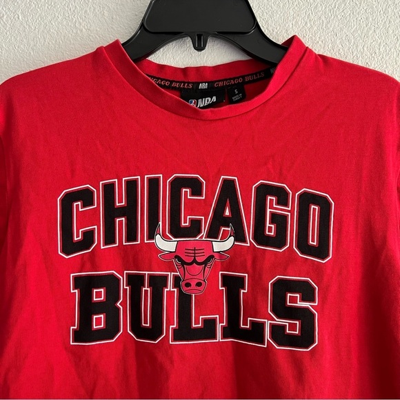 NBA Womens Red Chicago Bulls Crewneck Tee Size S Basketball Sports Short Sleeve - Picture 3 of 8
